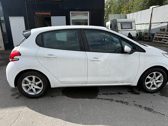 Peugeot 208 4 of 9