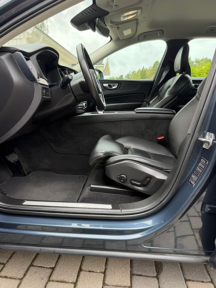 Volvo XC60 3 of 16