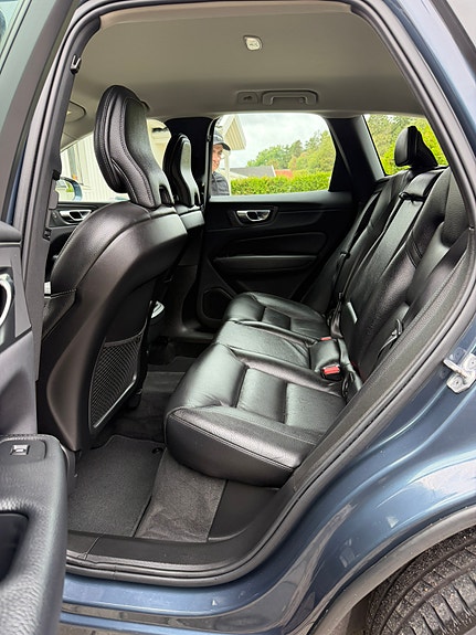 Volvo XC60 2 of 16