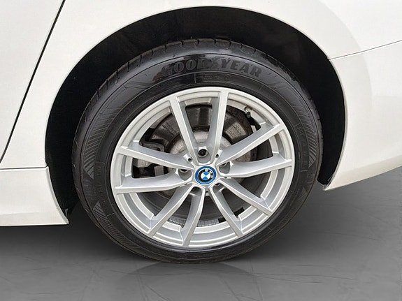 BMW 330e 30 of 30