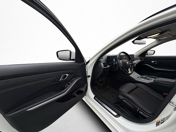 BMW 330e 12 of 30