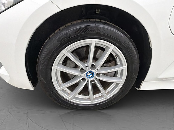BMW 330e 29 of 30