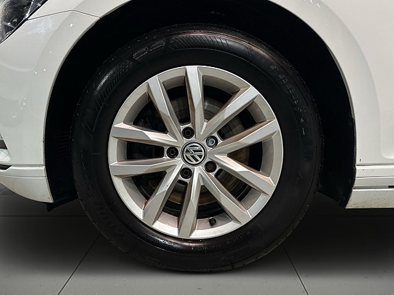 Volkswagen Passat 14 of 19