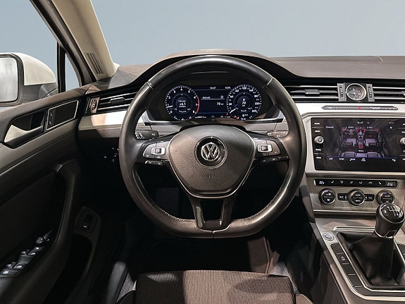 Volkswagen Passat 9 of 19