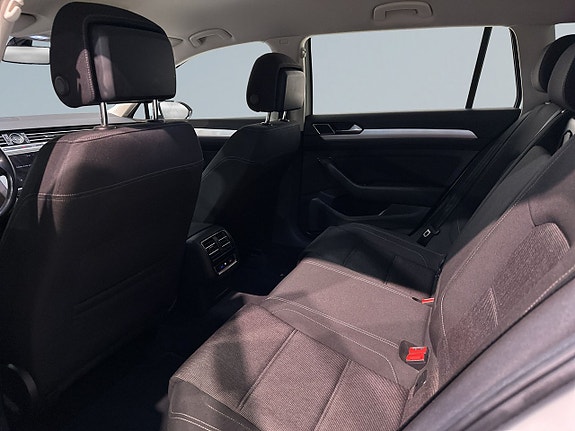 Volkswagen Passat 13 of 19