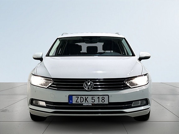 Volkswagen Passat 2 of 19