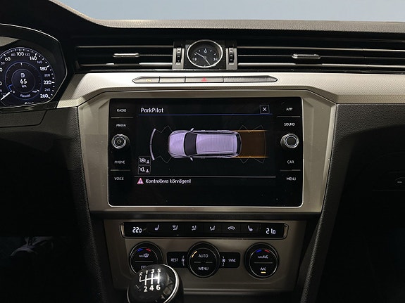 Volkswagen Passat 15 of 19