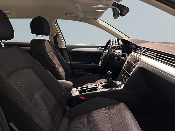 Volkswagen Passat 10 of 19