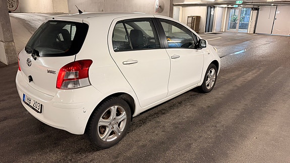 Toyota Yaris 4 of 8