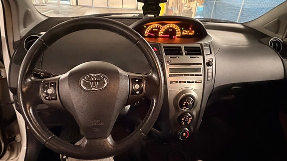 Toyota Yaris 8 of 8