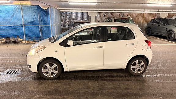 Toyota Yaris 2 of 8