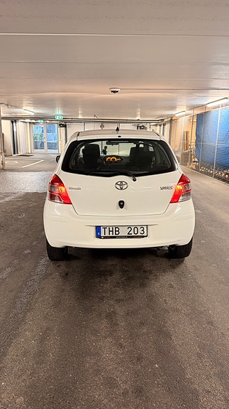 Toyota Yaris 3 of 8