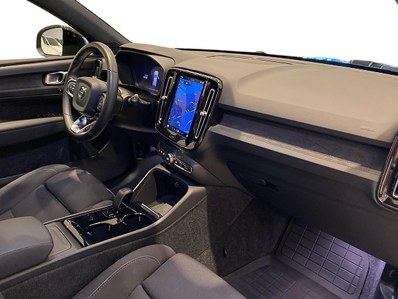 Volvo XC40 4 of 14