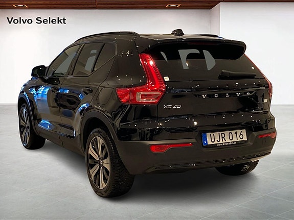 Volvo XC40 2 of 14