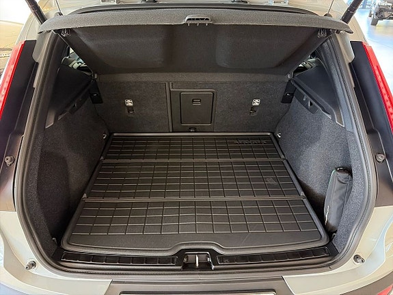 Volvo EX40 16 of 18