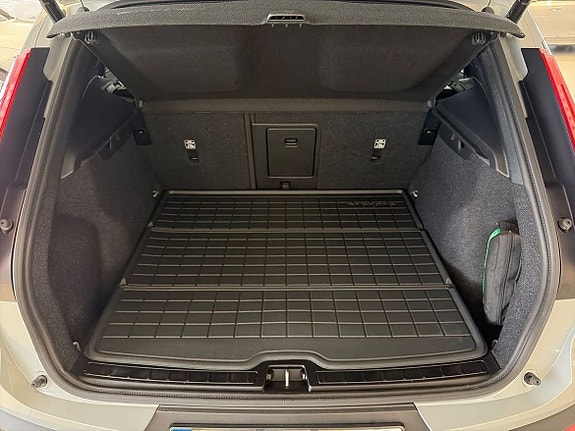 Volvo EX40 16 of 18