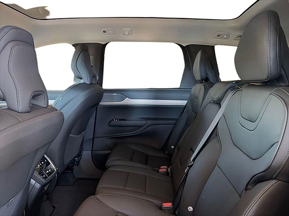 Volvo EX90 12 of 21