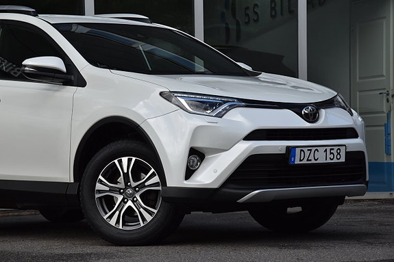 Toyota RAV4 3 of 27