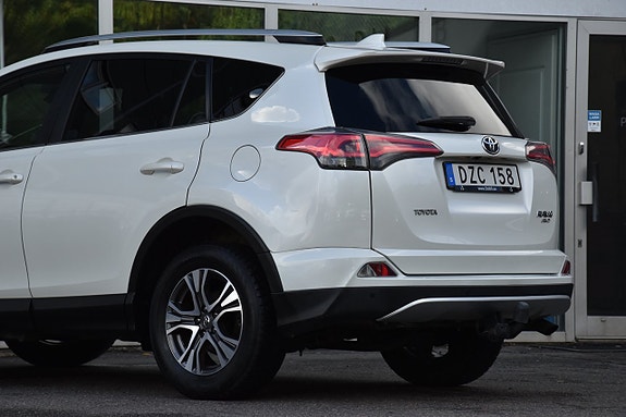 Toyota RAV4 6 of 27