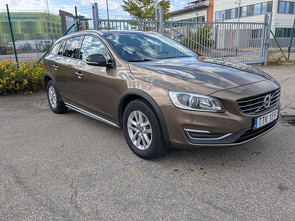 Volvo V60 Cross Country 2 of 3