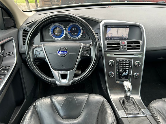 Volvo XC60 2 of 8