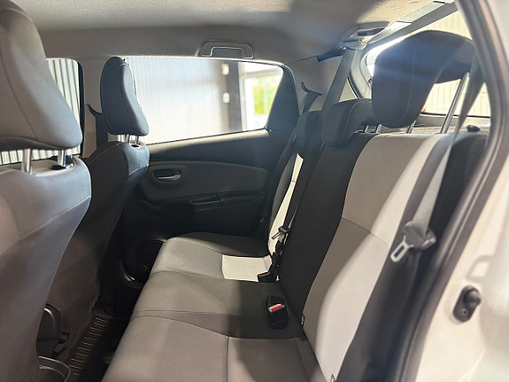 Toyota Yaris 10 of 10