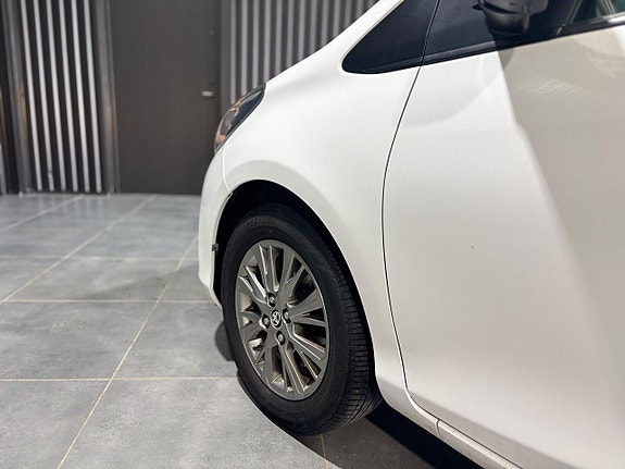 Toyota Yaris 3 of 10