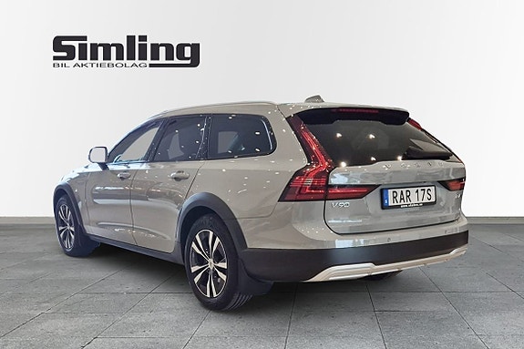Volvo V90 Cross Country 2 of 10