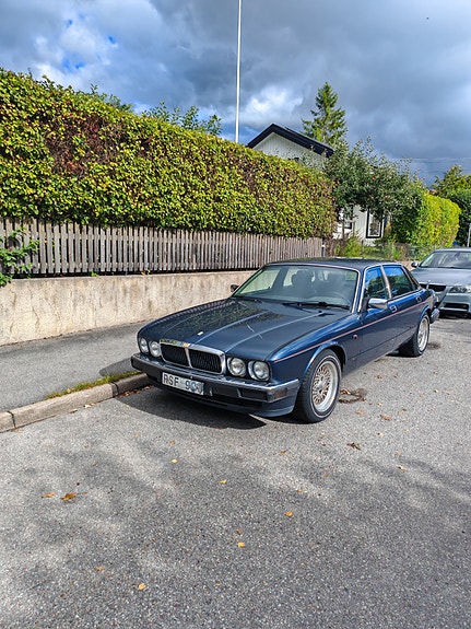 Jaguar XJ 5 of 5