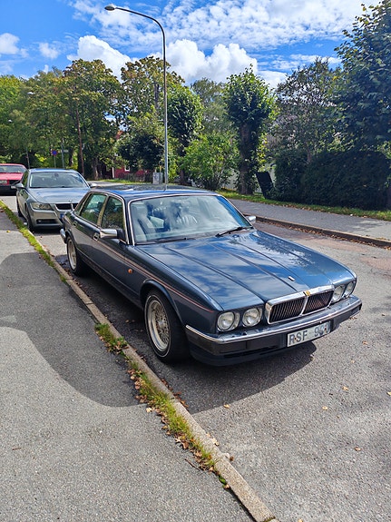 Jaguar XJ 4 of 5