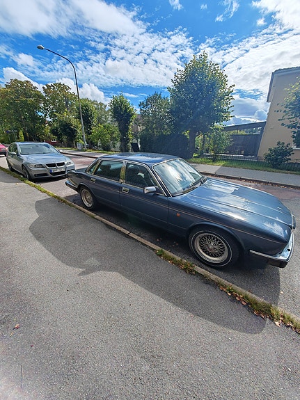 Jaguar XJ 2 of 5