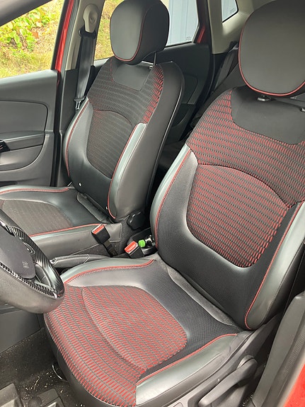 Renault Captur 3 of 5