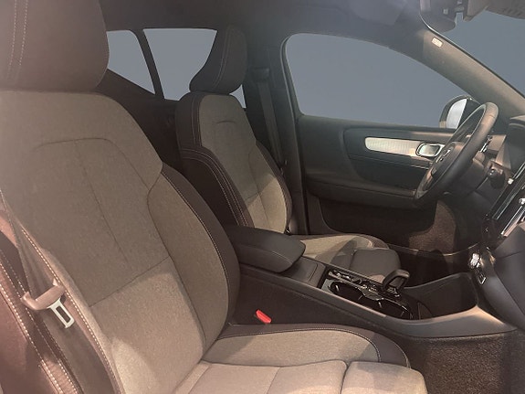 Volvo XC40 7 of 14