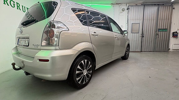 Toyota Corolla Verso 3 of 13