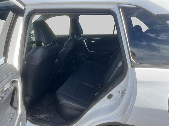Toyota RAV4 7 of 11