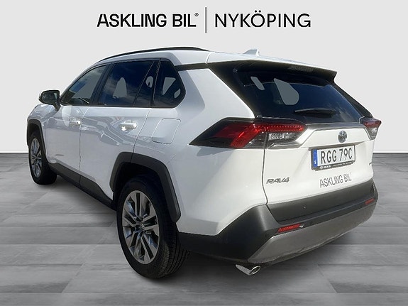 Toyota RAV4 2 of 11