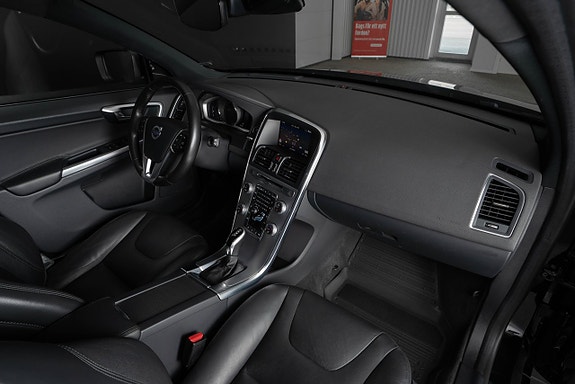 Volvo XC60 12 of 23