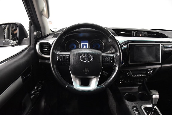 Toyota HiLux 2 of 19