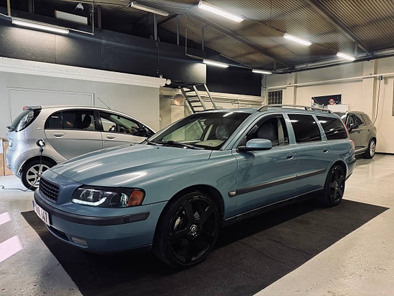 Volvo V70 2 of 9
