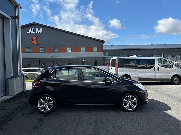 Peugeot 208 8 of 14