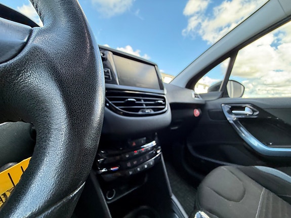 Peugeot 208 11 of 14