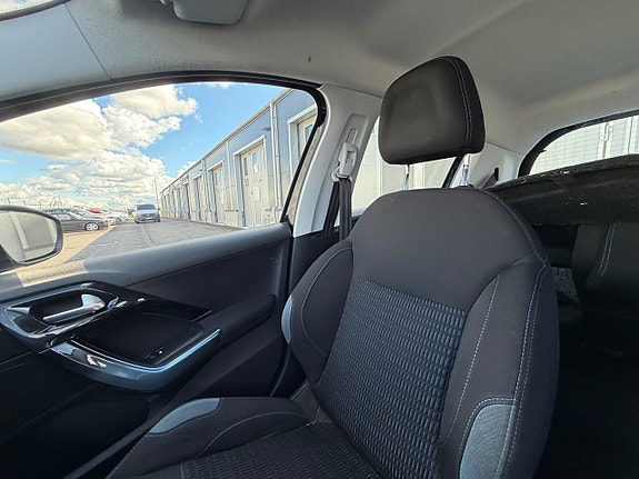 Peugeot 208 12 of 14