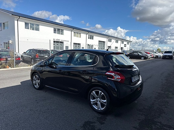 Peugeot 208 3 of 14