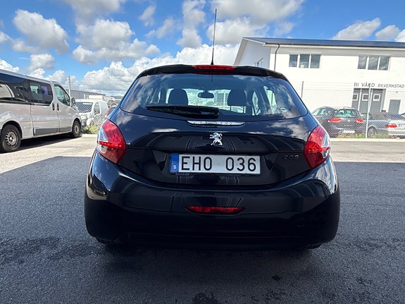 Peugeot 208 2 of 14