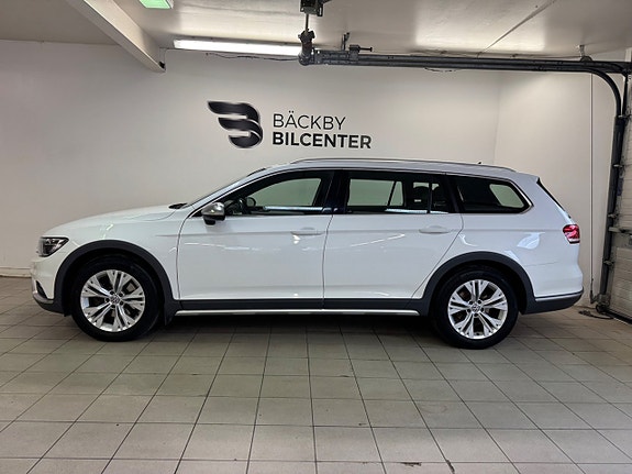Volkswagen Passat Alltrack 2 of 17