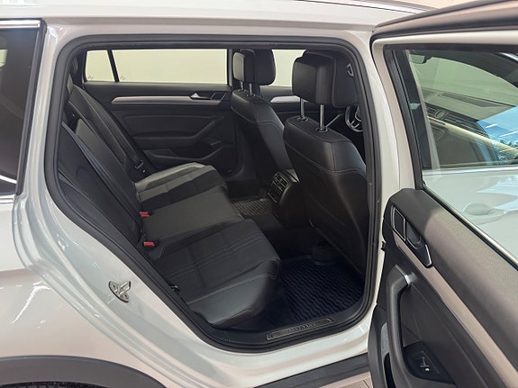Volkswagen Passat Alltrack 12 of 17