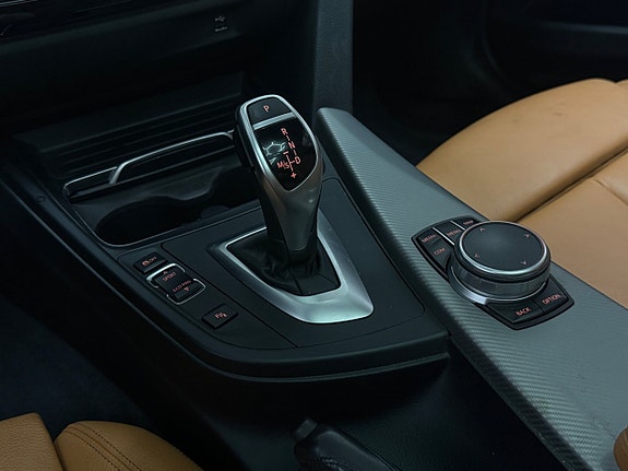 BMW 330i 17 of 22