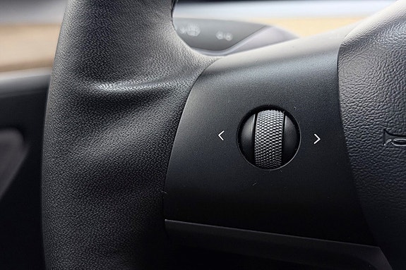 Tesla Model Y 21 of 30