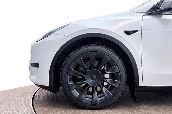 Tesla Model Y 11 of 30