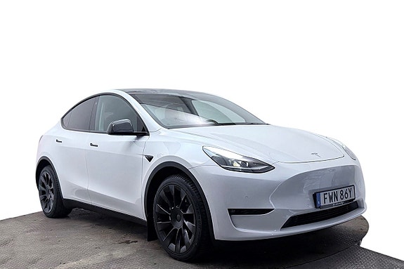 Tesla Model Y 4 of 30